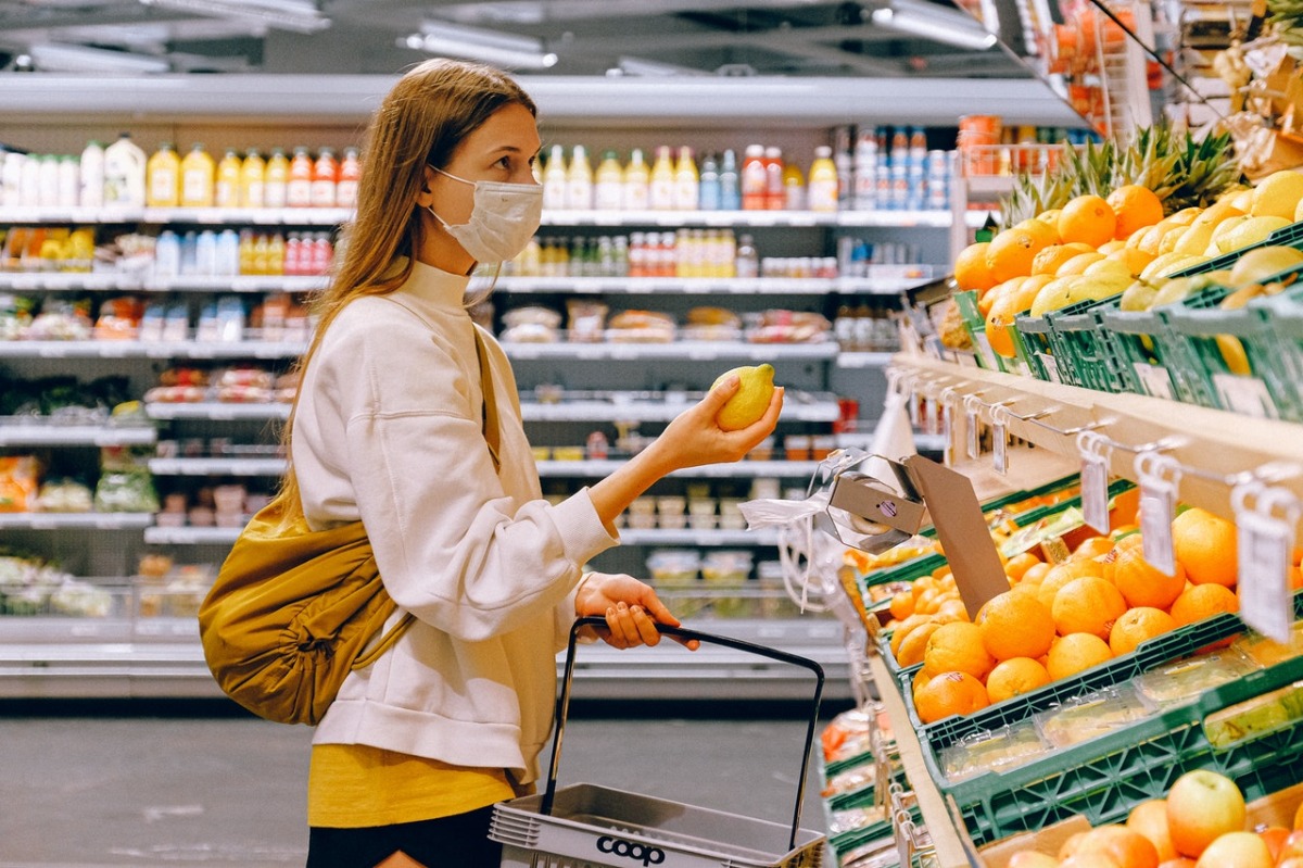 woman buying a lemon